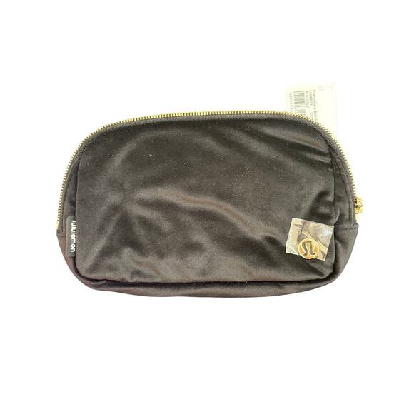 NWT Lululemon Everywhere Belt Bag 1L Velour Black Gold One Size - Picture 3 of 6